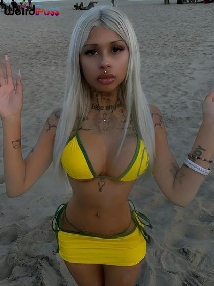 Conjunto Feminino Sexy De Verão 3 Peças Com Estampa De Letras, Sutiã, Calcinha Bandagem E Saia Para - WEIRD PUSS